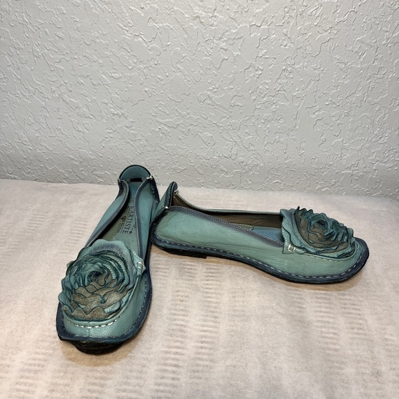 Elegant Teal Leather Moccasins with Floral Accents - Picture 5 of 6